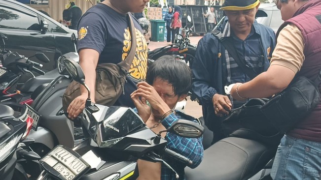 Seorang pria diduga pelaku jambret ponsel diamankan petugas di tengah aksi buruh di depan gedung DPR RI, Kamis (28/8/2025). (Selvianus Kopong Basar / FTNews.co.id)